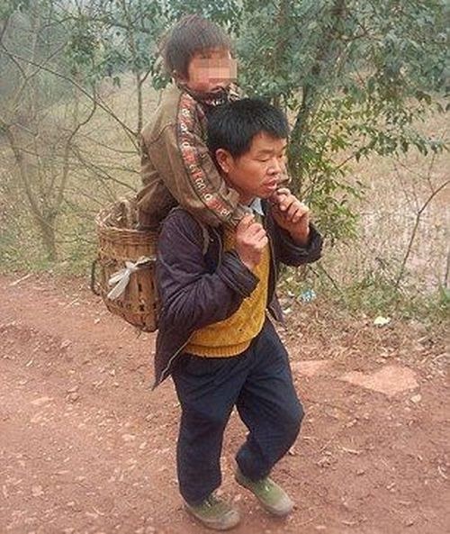 Герой носи всеки ден на гръб своя син-инвалид до училище и обратно (СНИМКИ)