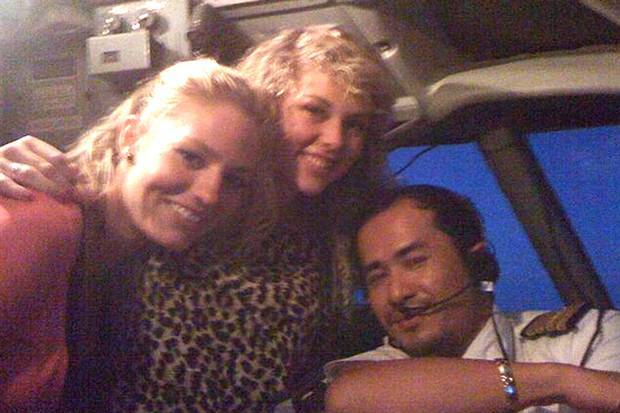 Блондинки гостували в пилотската кабина на изчезналия самолет (СНИМКИ/ВИДЕО)