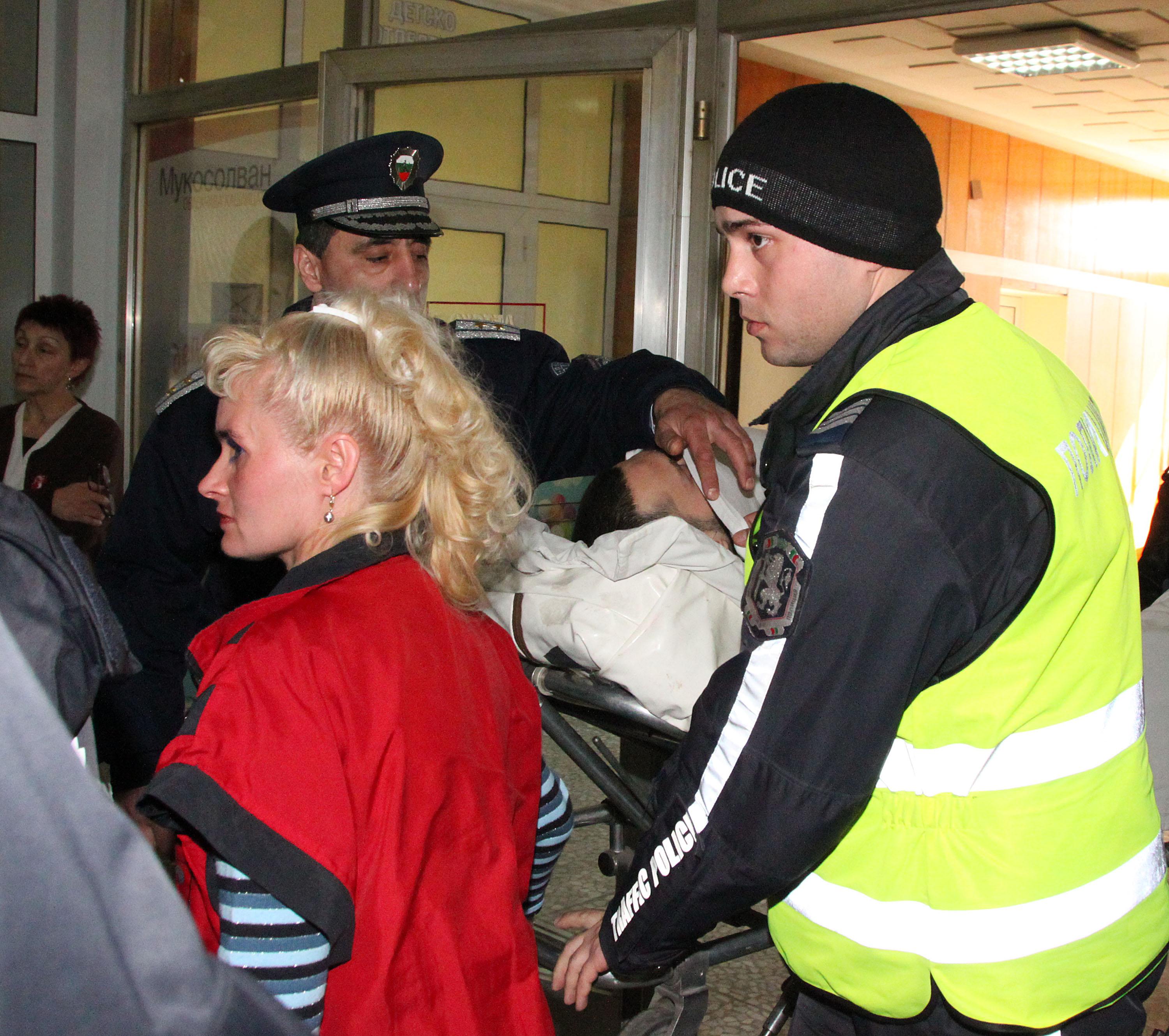 Вижте как местят простреляните полицаи от Търново в София (ГАЛЕРИЯ)