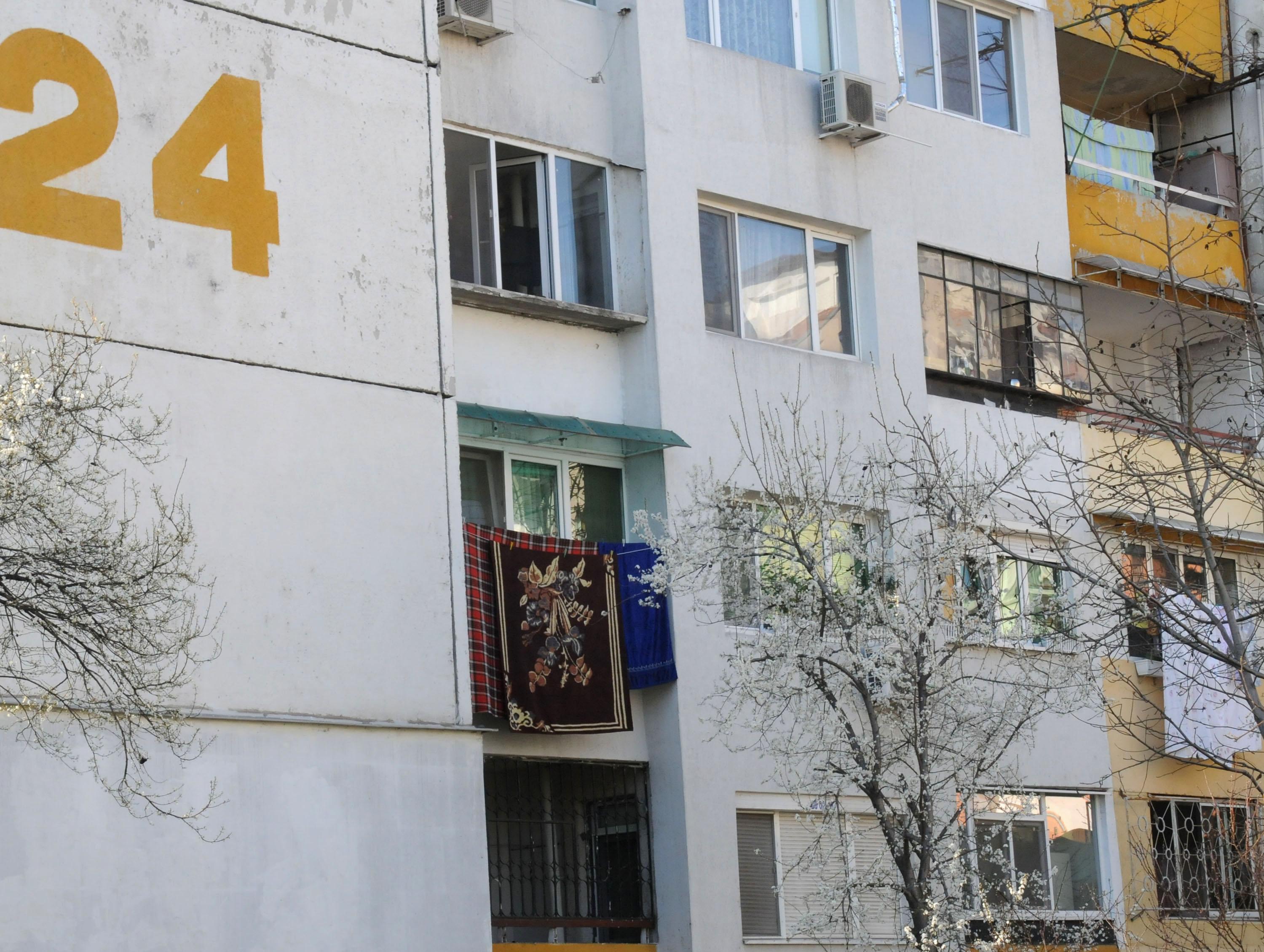Октай Енимехмедов провеси килим от прозореца си в Бургас 