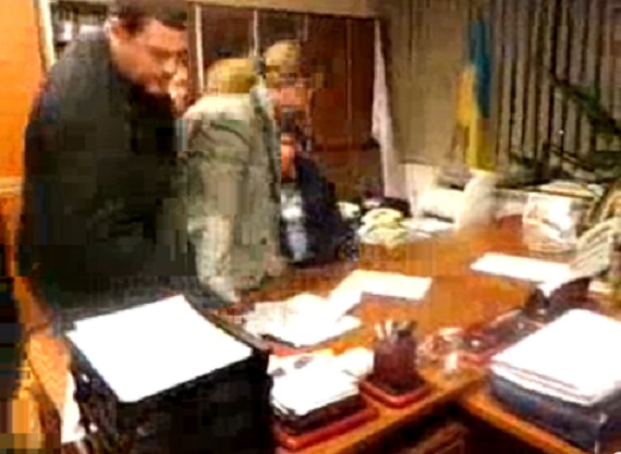 Див скандал в Киев: Депутати на Тягнибок сменят тв шеф с бой по главата (ВИДЕО)