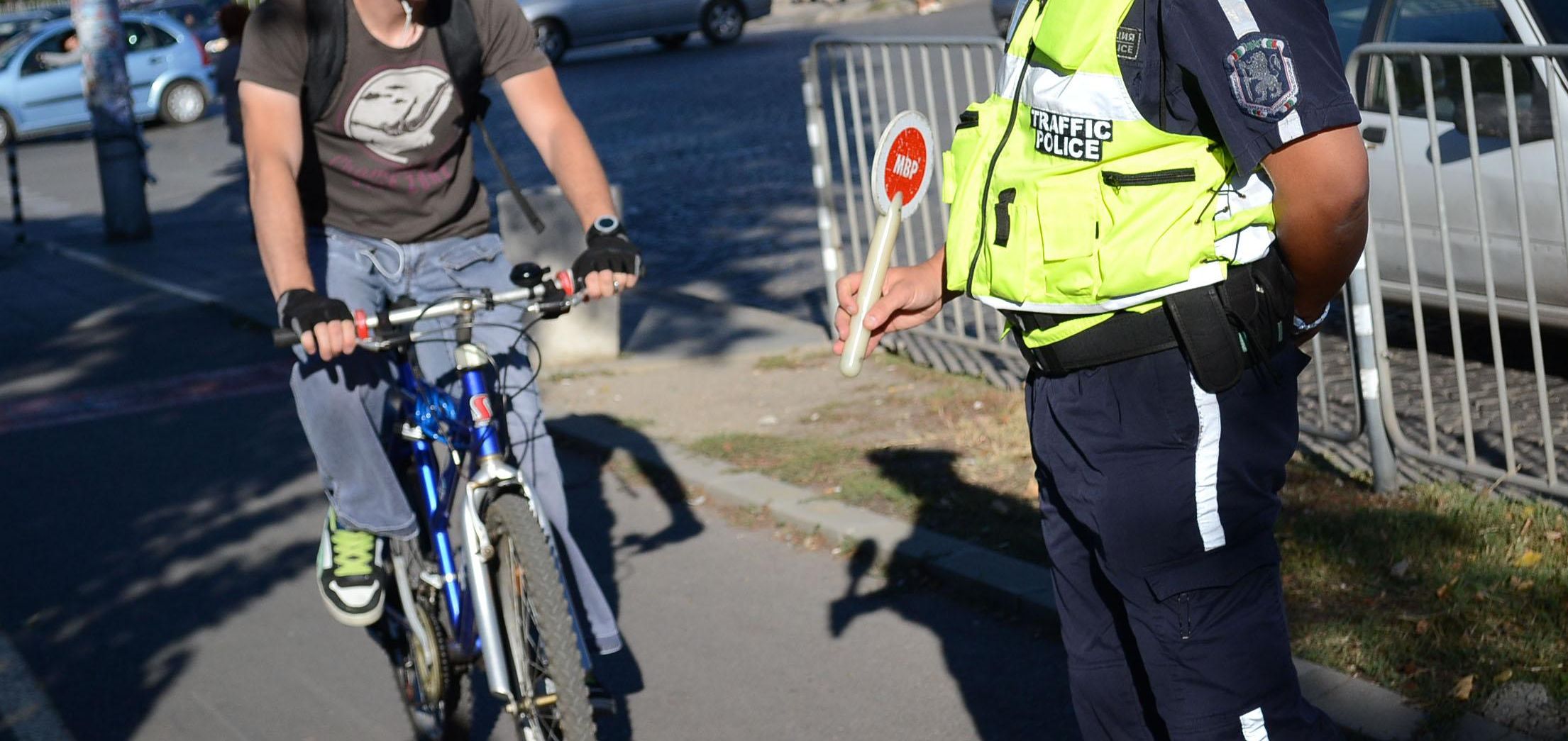 Пиян велосипедист напсува и удари полицай