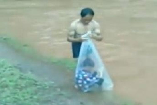 Странен навик: Във Виетнам пренасят децата си в найлонови торбички (ВИДЕО)