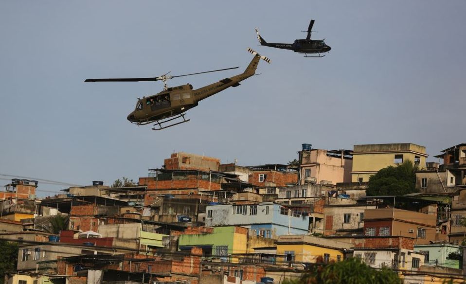 Полицаи с танкове и хеликоптери щурмуваха фавелите в Рио (СНИМКИ/ВИДЕО)