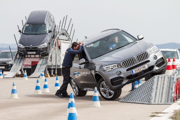 BMW демонстрира предимствата на двойното задвижване на летище „Лесново”