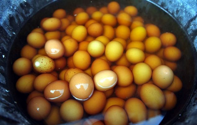 Готвачи предлагат за Великден яйца, сварени в урина на момчета (ВИДЕО)  