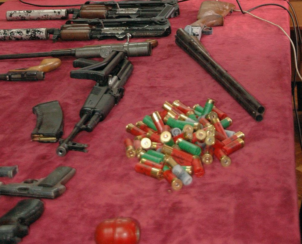 Полицаи откриха боен арсенал и дрога в две къщи в Стражица