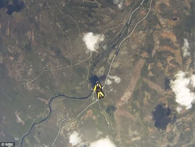 Уникално видео: Метеорит за малко не размаза парашутист