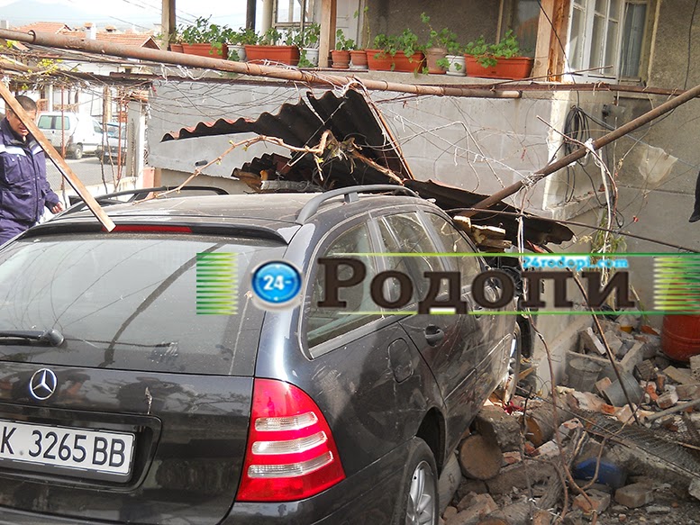 Тежка катастрофа в Кърджали, Мерцедес се заби в къща със 100 км/час (СНИМКА)