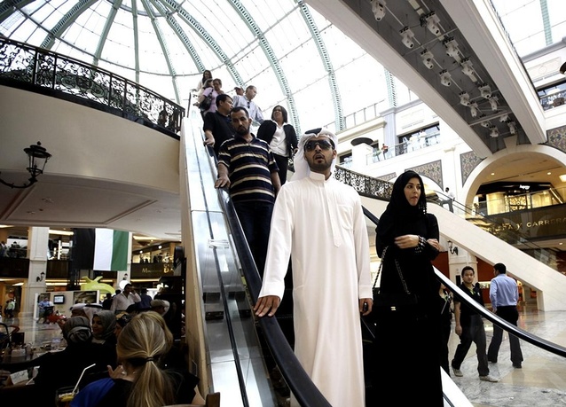 Арабски шейх търси 100 девойки да го съветват как да пазарува