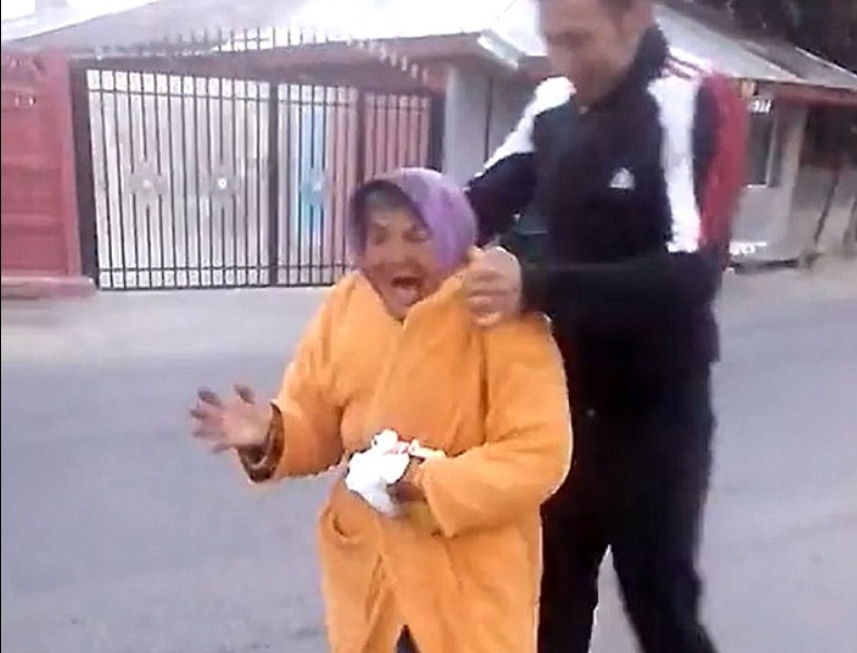 Румънски идиоти гонят старица и я въртят във въздуха (ВИДЕО)