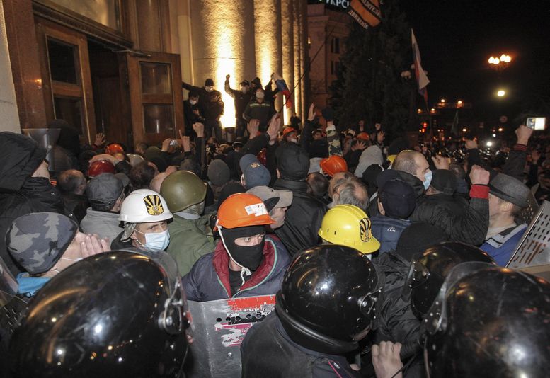 Окупаторите на администрацията в Харков решиха да чакат Янукович   