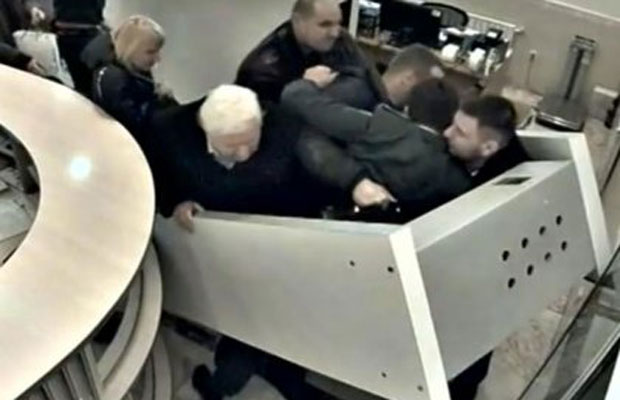Вижте как със сила бившият прокурор на Украйна се опита да избяга от страната (ВИДЕО)