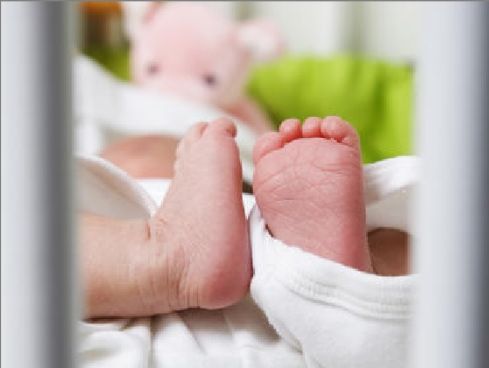 Осъдиха 7 българи, продали бебе на гръцки полицаи