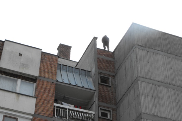 Самоубиец се готви да скочи от сграда във Варна