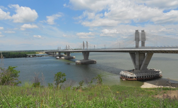 Влак премина пробно по Дунав мост-2, съоръжението издържа 