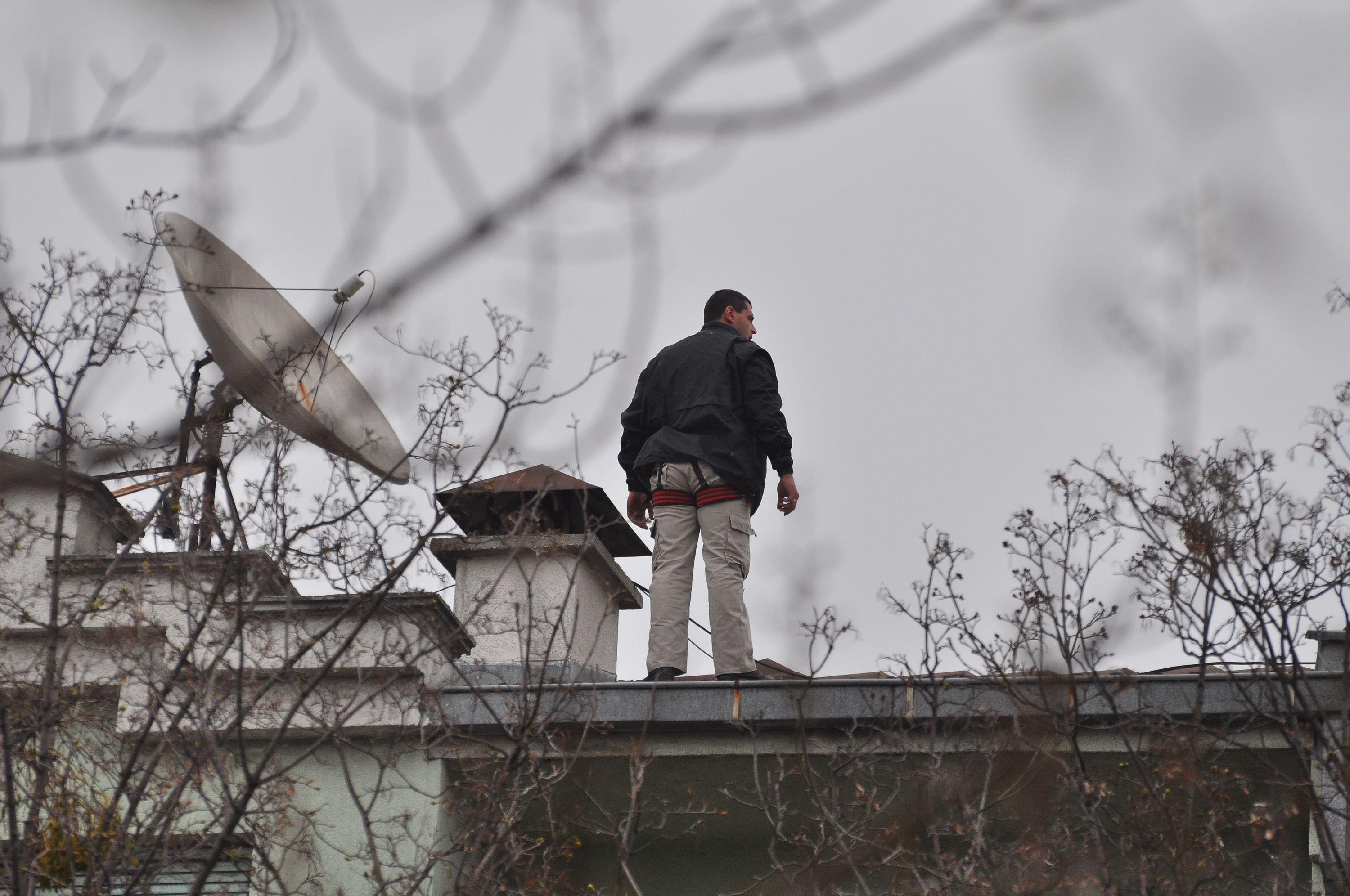Смятаният за самоубиец мятал предмети по автомобили от покрива на сграда във Варна