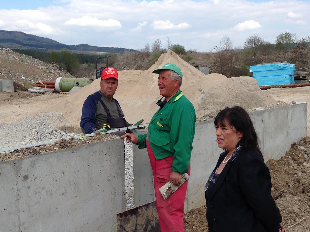 Кметът Росица Янакиева инспектира работата по изграждането на депото за неопасни отпадъци