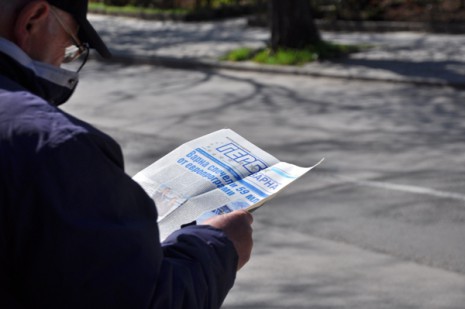 Чиновничка раздава вестник на ГЕРБ заедно с картите за градския транспорт във Варна