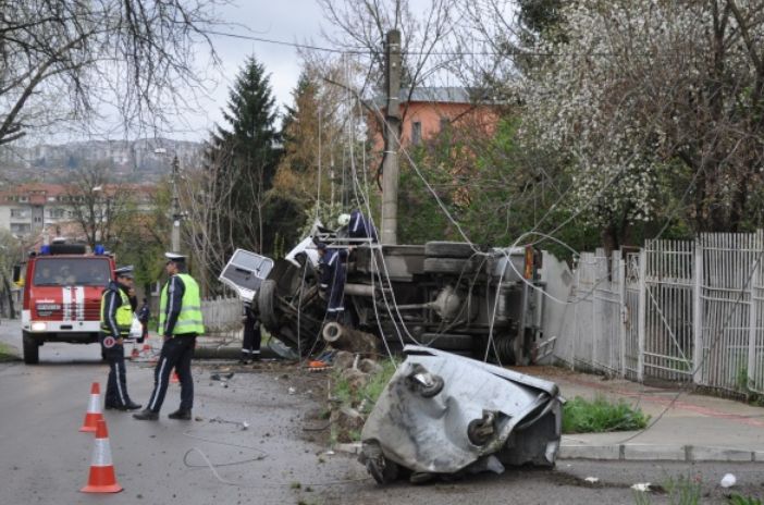 Камион отнесе стълб в Разград, спира във втори 