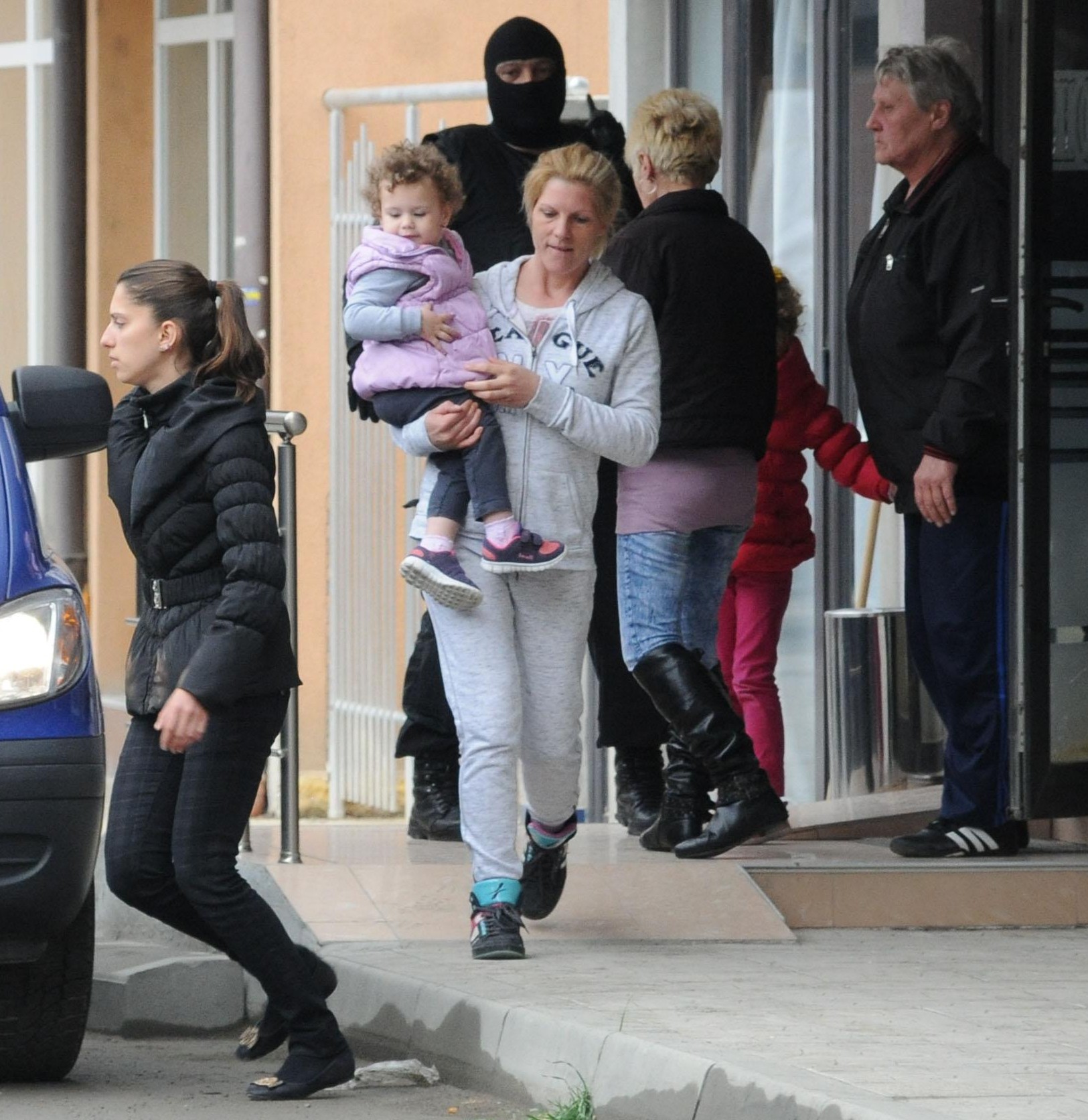 Ето как извеждат от хотела жената на Веселин Тошев