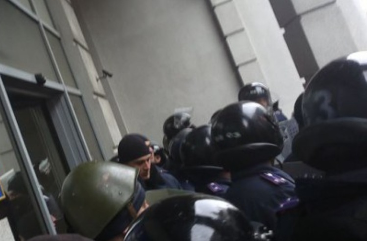 Обрат в Харков: Федералистите щурмуват и превземат кметството
