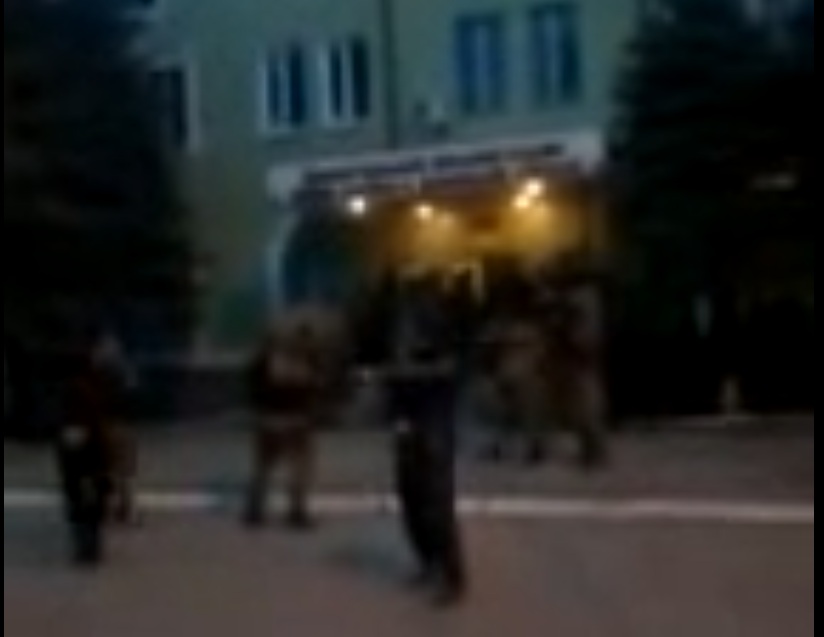 Вижте как превзеха със стрелба полицията в Краматорск! (ВИДЕО)
