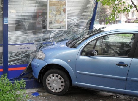 Пиян шофьор ударил ситроена, който се вряза в банка ОББ във Варна 