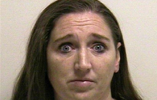Арестуваха жена за седем трупа на бебета в гараж    