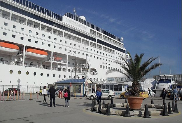 Кризата в Крим принуди круизен кораб да акостира във Варна 
