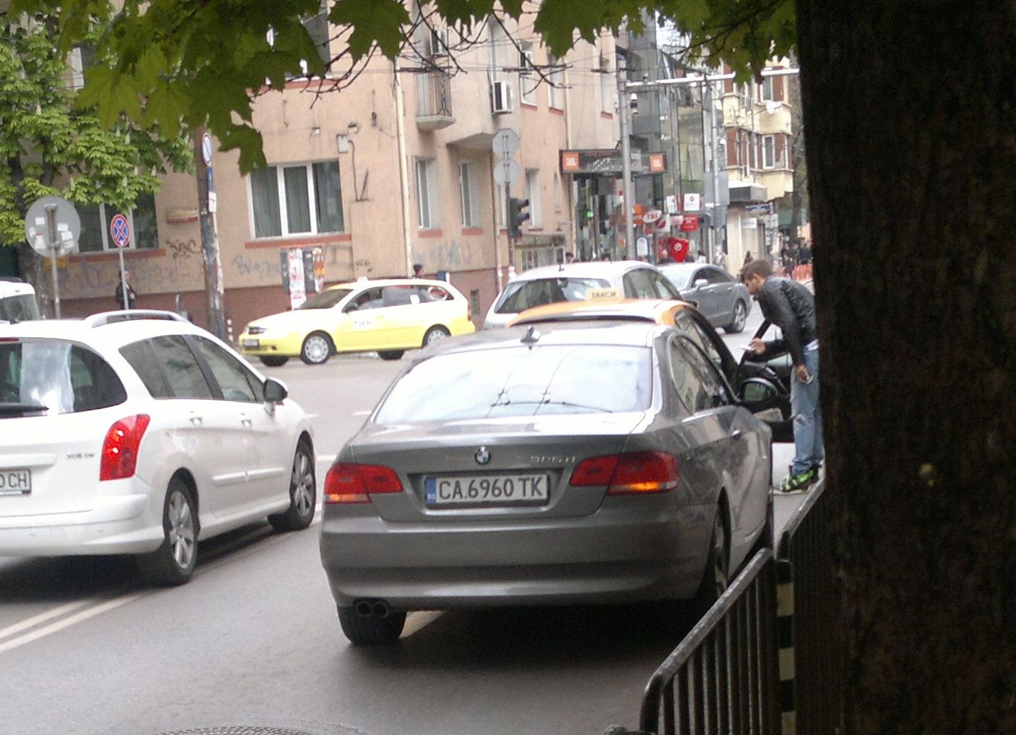 Само в БЛИЦ-ОЧЕВИДЕЦ: Иво Аръков се надъни с беемвето си в такси