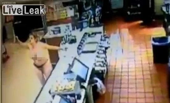 Жена по голи гърди и прашки изпотроши Макдоналдс (ВИДЕО 18+)