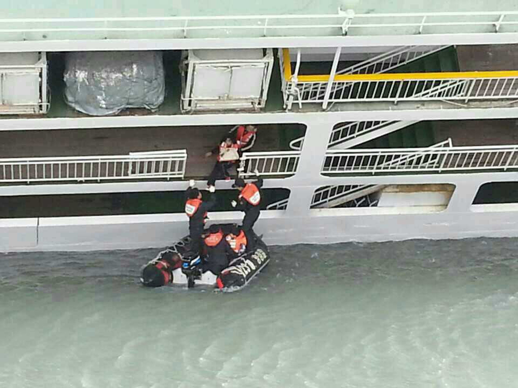 Ученици на потъващия ферибот скачали в ледените води, за да се спасят (ВИДЕО И СНИМКИ)