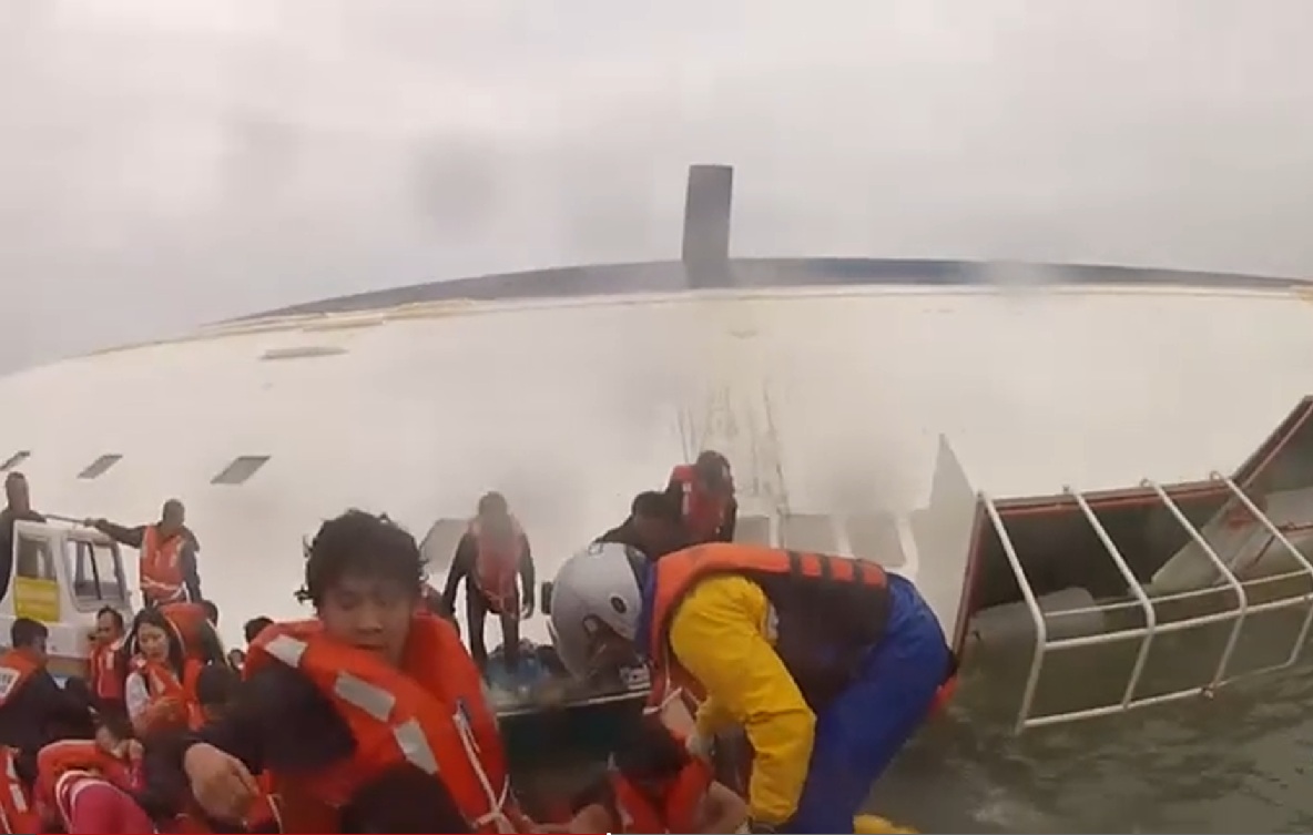 Вижте ужаса на корейския „Титаник“! (ВИДЕО)