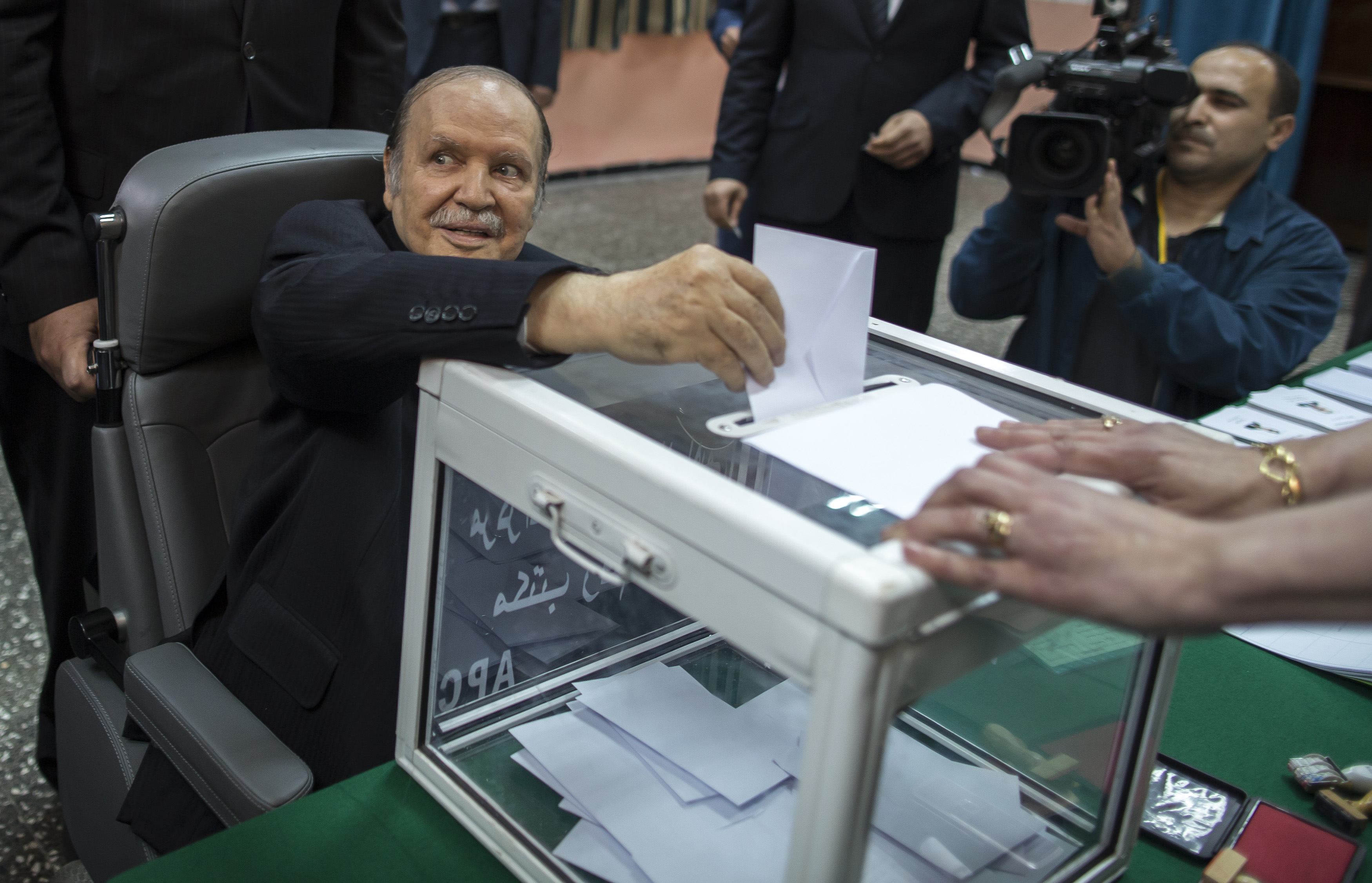 Абделазис Бутефика ще управлява за четвърти път Алжир от инвалидна количка