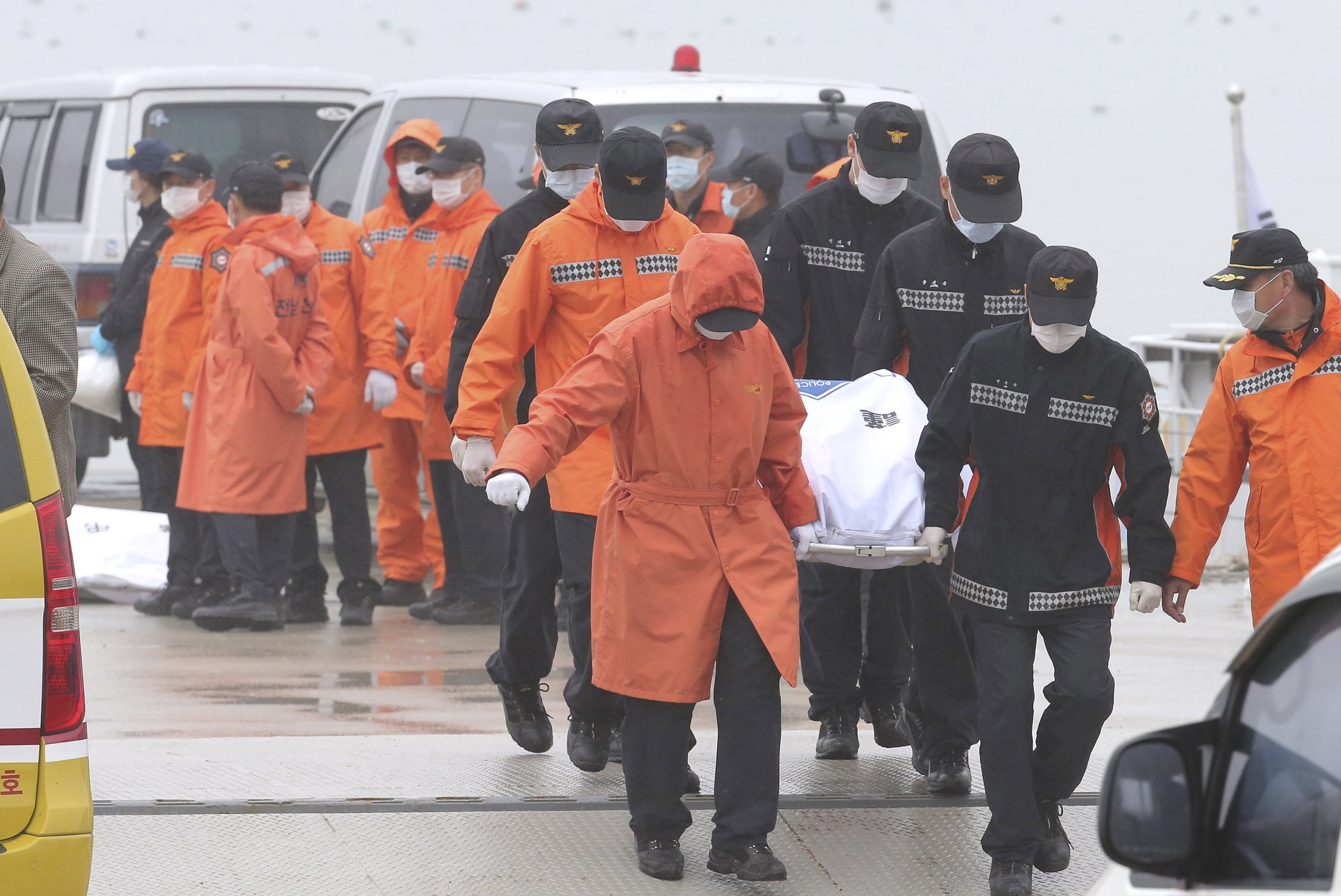 Арест за капитана на потъналия ферибот в Южна Корея (СНИМКИ)