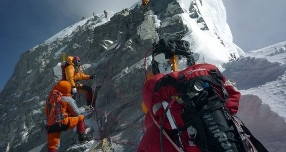 Жертвите на лавината под Еверест вече са 15 