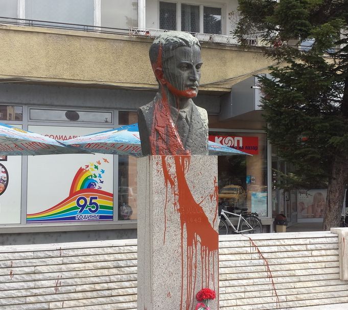 Знаме със свастика се развява над Севлиево