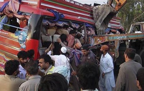 Пакистански трактор-тролей се удари в автобус, 42 души загинаха