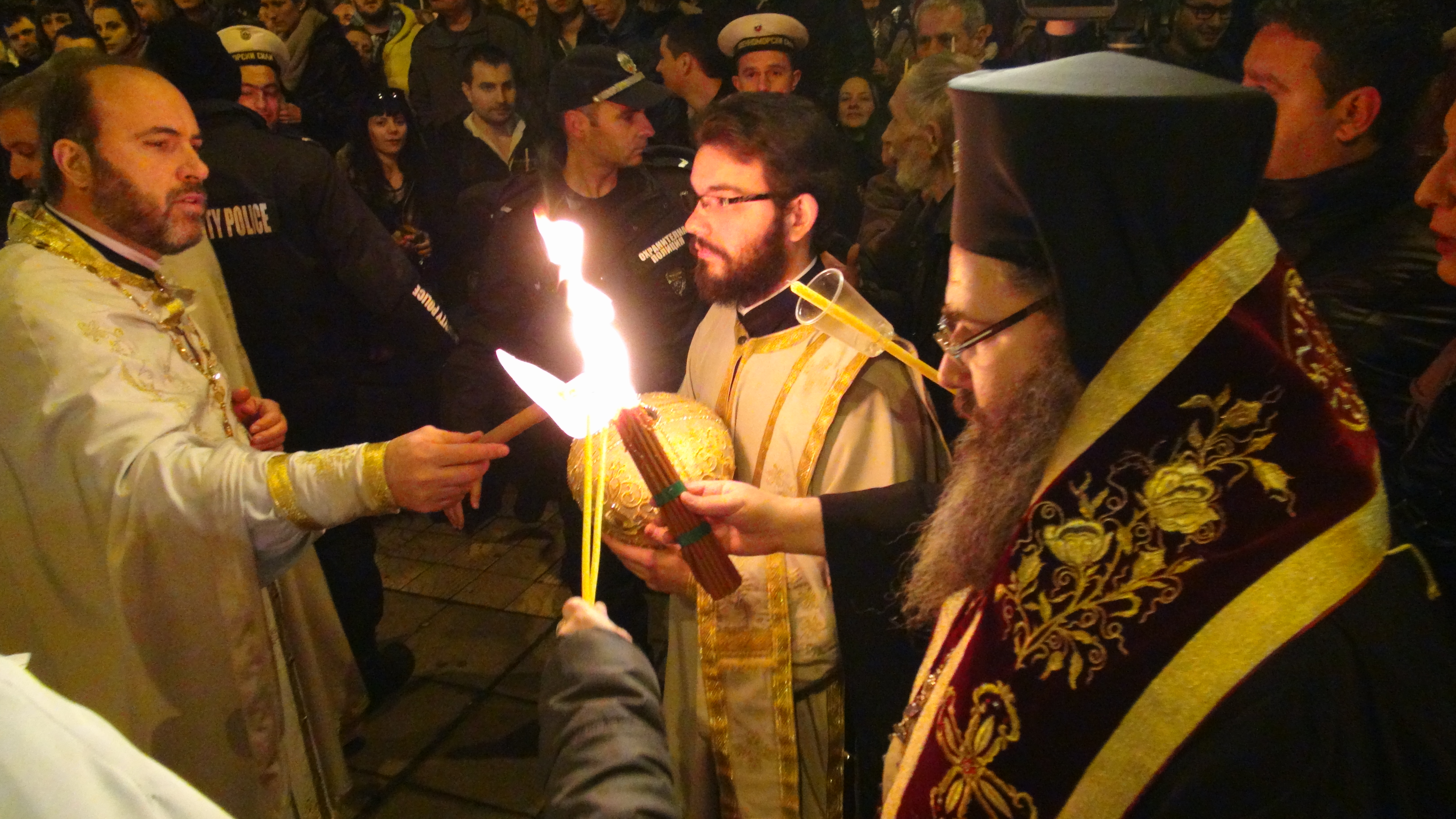 БЛИЦ TV: Митрополит Йоан донесе Благодатния огън във Варна
