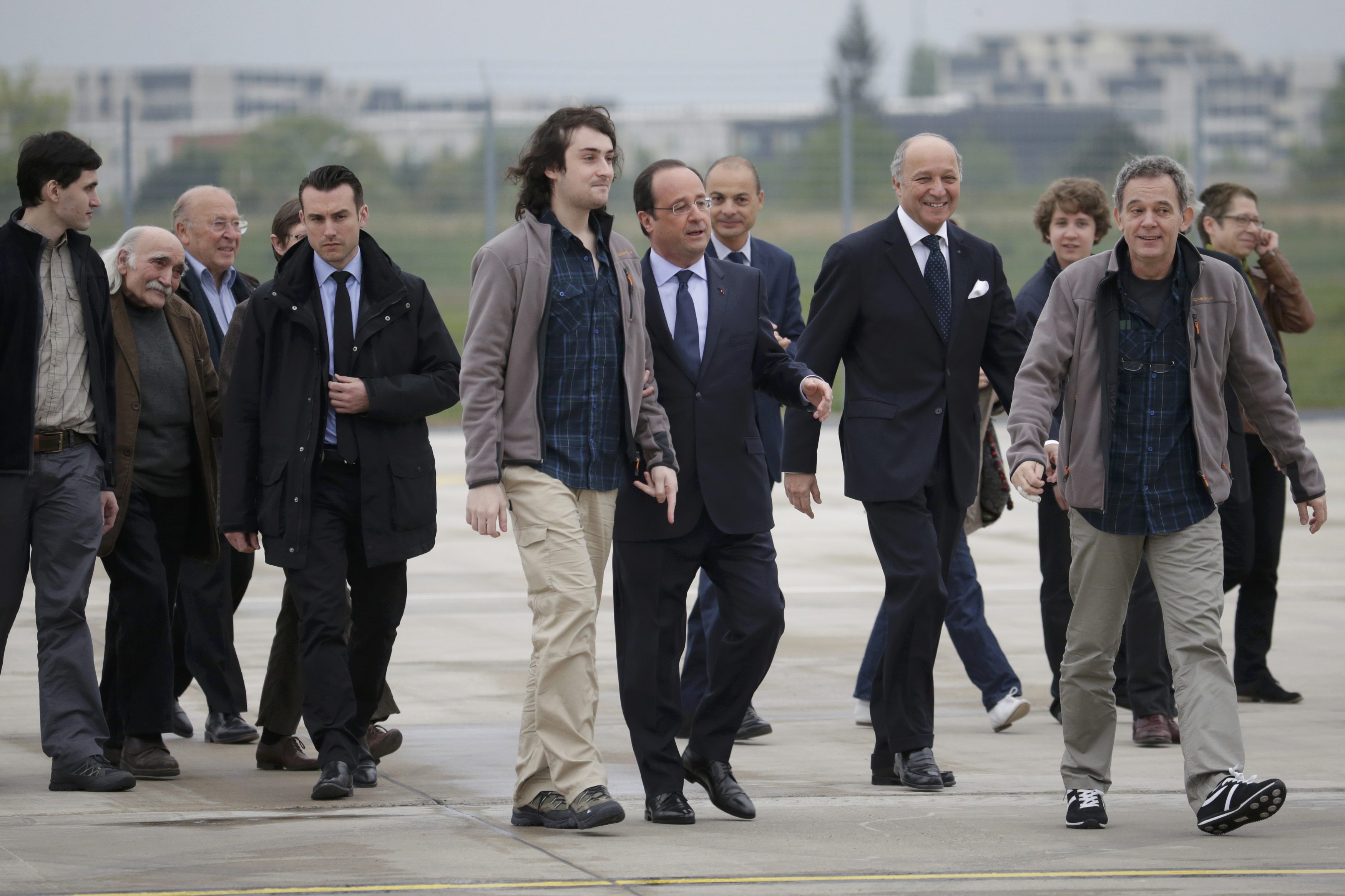 Франсоа Оланд посрещна освободените от плен френски журналисти