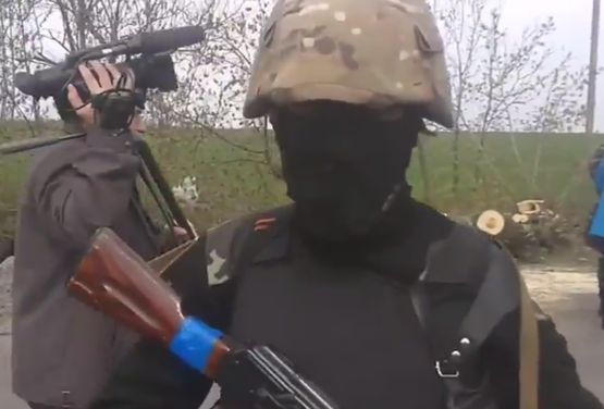 Боец на самоотбраната в Славянск: В нощта на 20-и работеше снайперист (ВИДЕО)