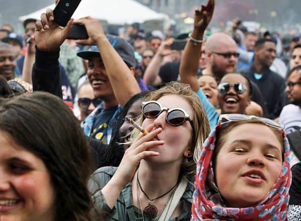 Над 80 000 се събраха да празнуват легализирането на марихуаната в Денвър (СНИМКИ)