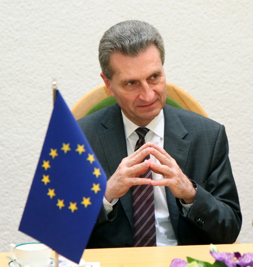 Йотингер успокоява: Няма риск за газовите доставки за Европа
