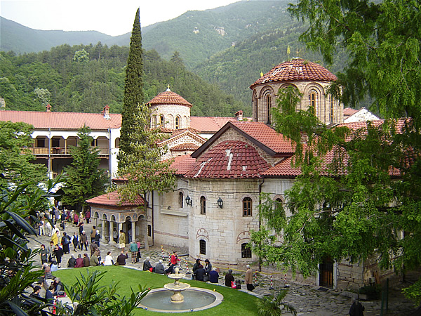 Бикини се веят на воля край Бачковския манастир 