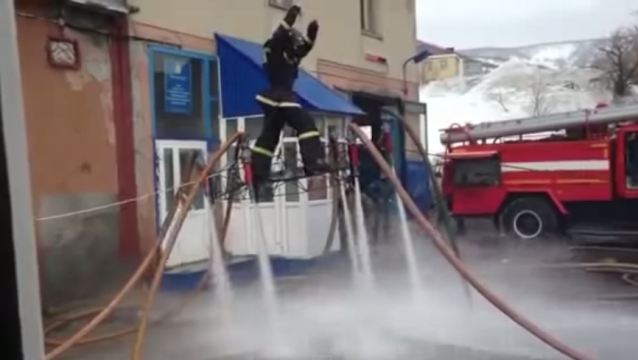 Пожарникари измайсториха летящо килимче (ВИДЕО)  