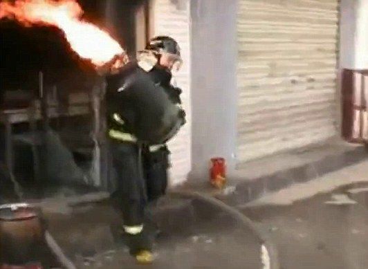 Най-смелият или най-тъпият: Вижте как пожарникар носи горяща газова бутилка (ВИДЕО)  