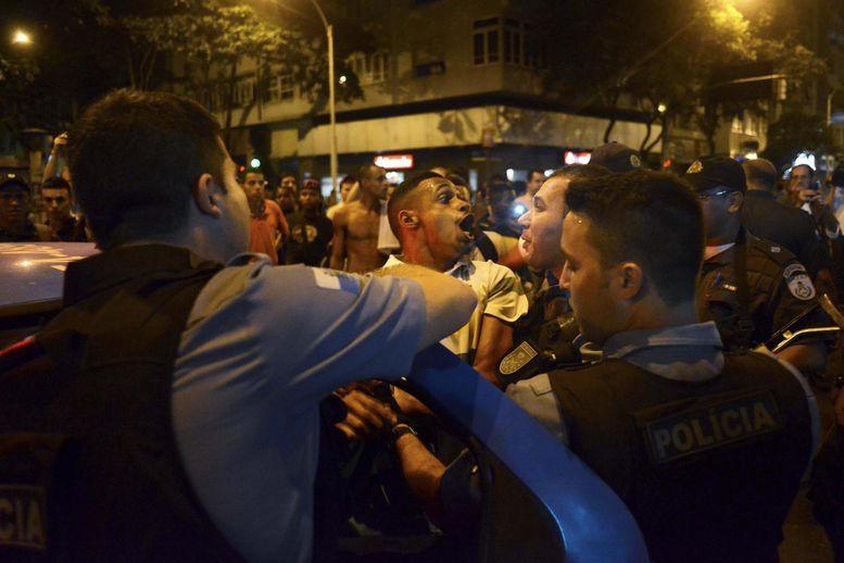 Рио де Жанейро потъна в масови безредици след убийство на танцьор (СНИМКИ)  