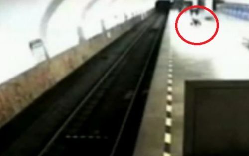 Шок в метрото: Майка бутна количката с бебето си на релсите (ВИДЕО)