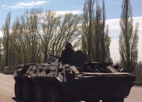 Напрежение: Русия струпва БТР-и на границата с Украйна (ВИДЕО)
